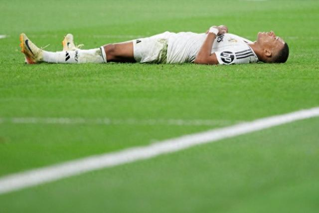 残特奥会选手与领跑员携手冲线夺冠