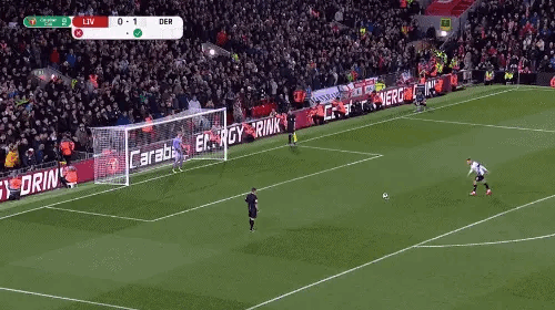 篮球篮网比赛中关键传球帮助球队取胜