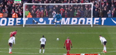 C罗中场休息时对裁判表达不满，讽刺道：你吹得太好了